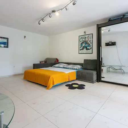 Beeindruckendes Direkt Am Mit Privater Terrasse, Privatparkplatz, Wifi, Grill Цриквеница