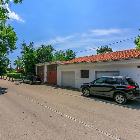 Beeindruckendes Direkt Am Mit Privater Terrasse, Privatparkplatz, Wifi, Grill Цриквеница
