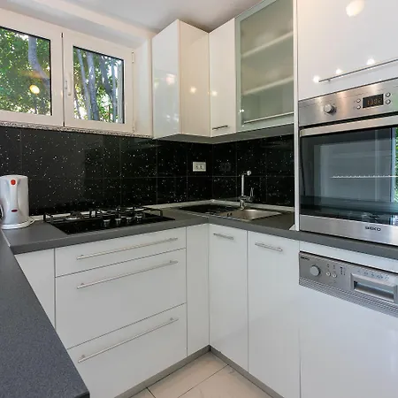 Beeindruckendes Direkt Am Mit Privater Terrasse, Privatparkplatz, Wifi, Grill * Цриквеница